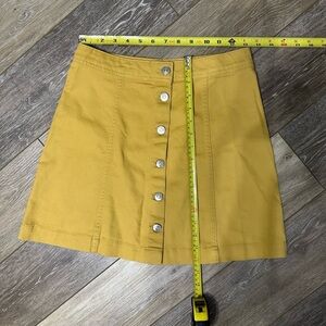 🛍️ Divided cute button down mini skirt. Excellent condition.